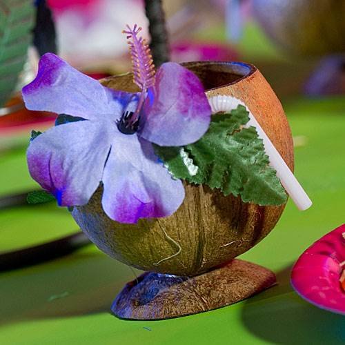 Perfect for an island vibe wedding, serve your guests exquisite tropical drinks in these coconut cups. The coconut cups are made from a real coconut and come complete with bendable straw and tropical flower. 