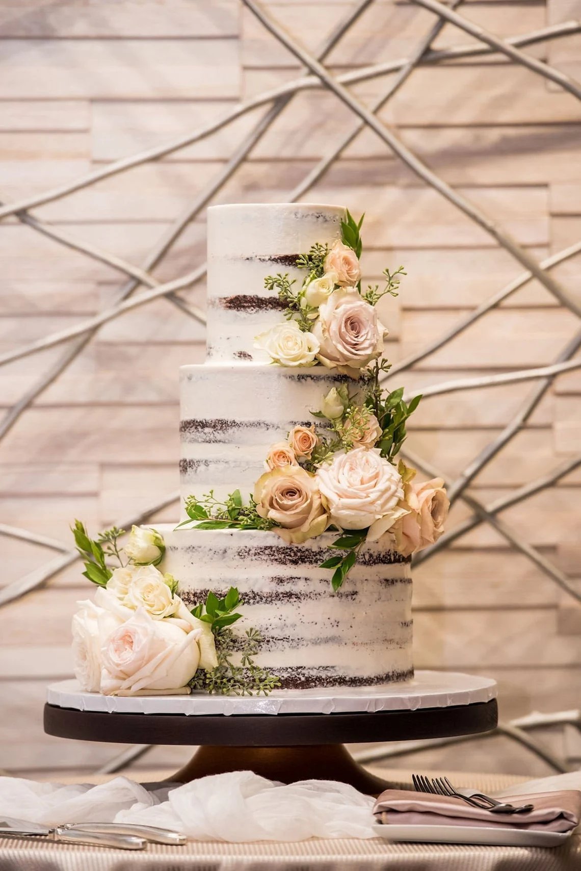 How To Choose The Perfect Wedding Cake Stand Elegant Wedding Ideas