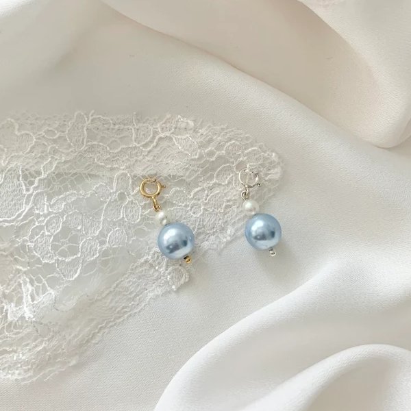 Something Blue Pearl Charm Wedding Idea